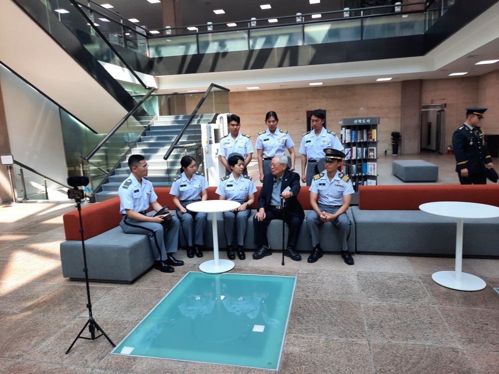 이사장과 사관생도 환담